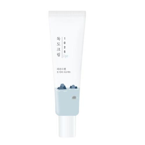 Hydrogel eye patch in 120 EA in container with tweezers on plain white background