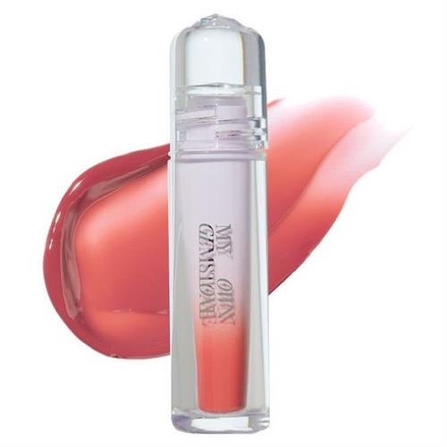 Long-lasting hydrating lip balm in 13 M with applicator wand on plain white background