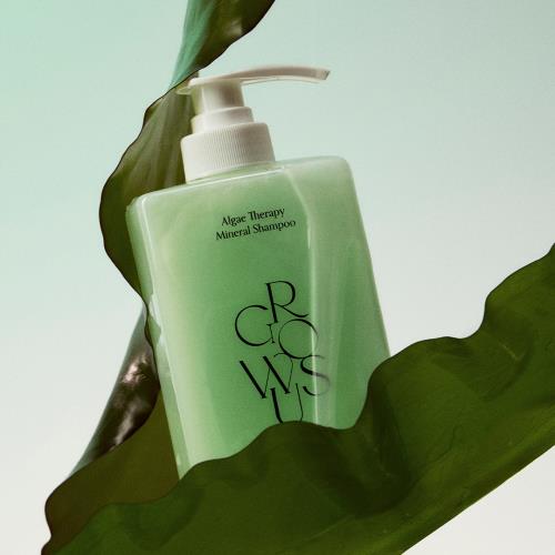 Round, white jar with a clear lid displaying the Vita Niacinamide Gel Toner Pad, featuring 60 individual toner pads inside.