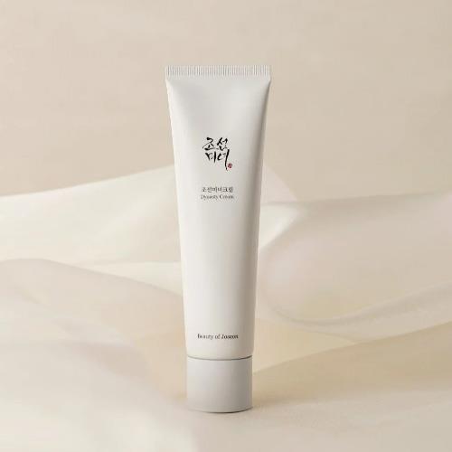 Frosted glass bottle with a silver pump top, featuring VT Reedle Shot 300 skin care serum in a 30ml size.
